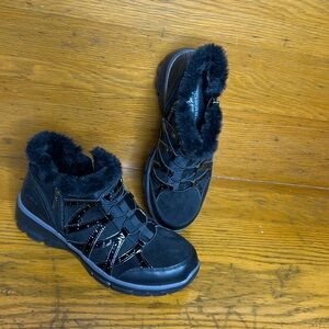 NWT Skechers Memory Foam Winter Booties Size 9